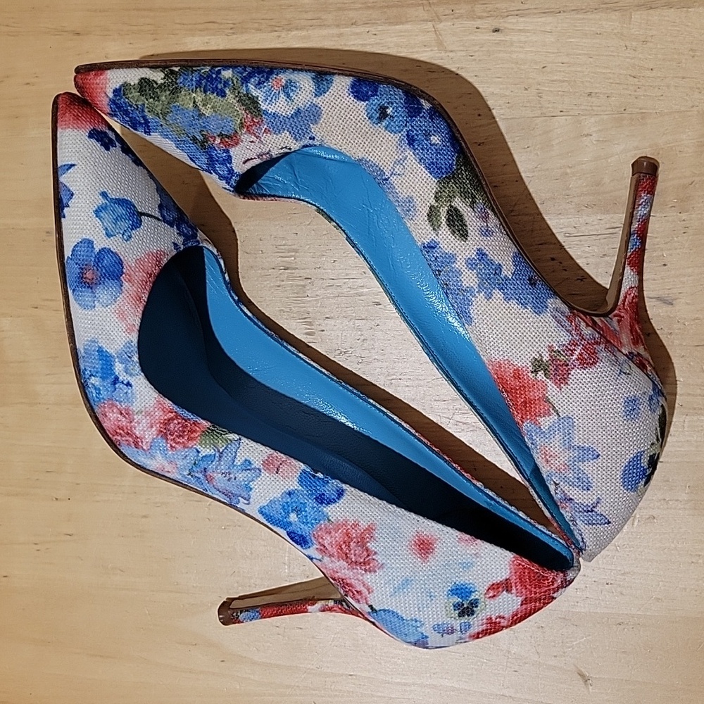 Manolo Blahnik Pointed Toe Floral Canvas Pumps - Picture 8 of 14